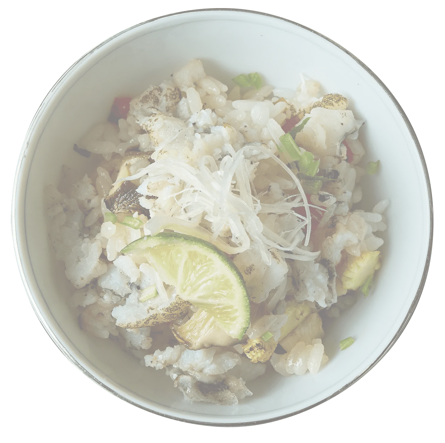 白いご飯茶碗に盛られた、貝や野菜などの具材が混ぜ込まれた炊き込みご飯。